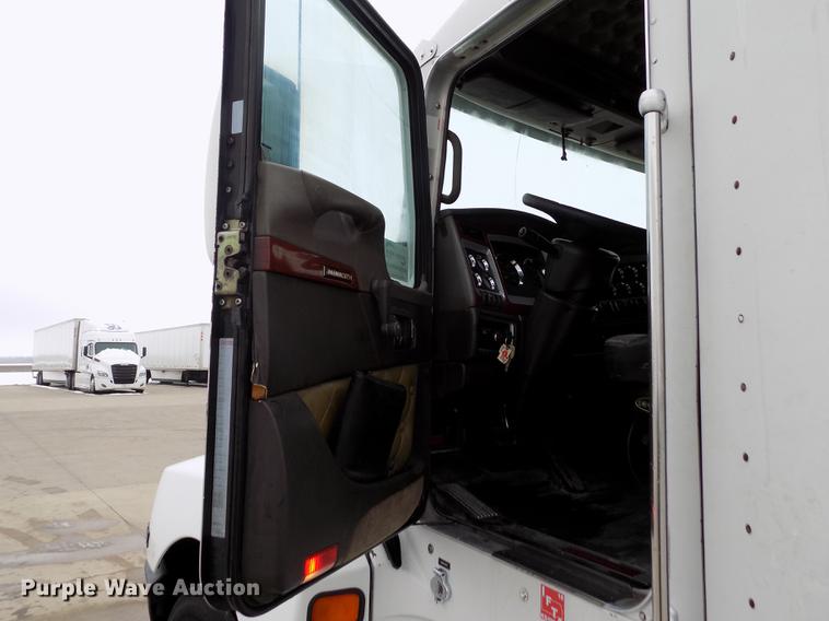image for item DE0436 2007 Kenworth T600 semi truck