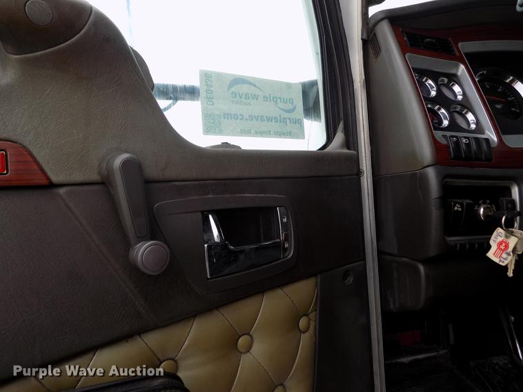 image for item DE0436 2007 Kenworth T600 semi truck