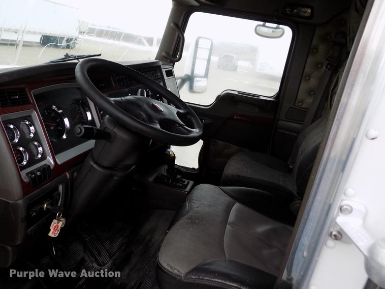 image for item DE0436 2007 Kenworth T600 semi truck