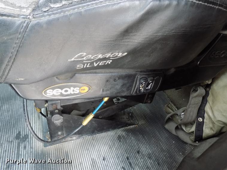 image for item DE0436 2007 Kenworth T600 semi truck