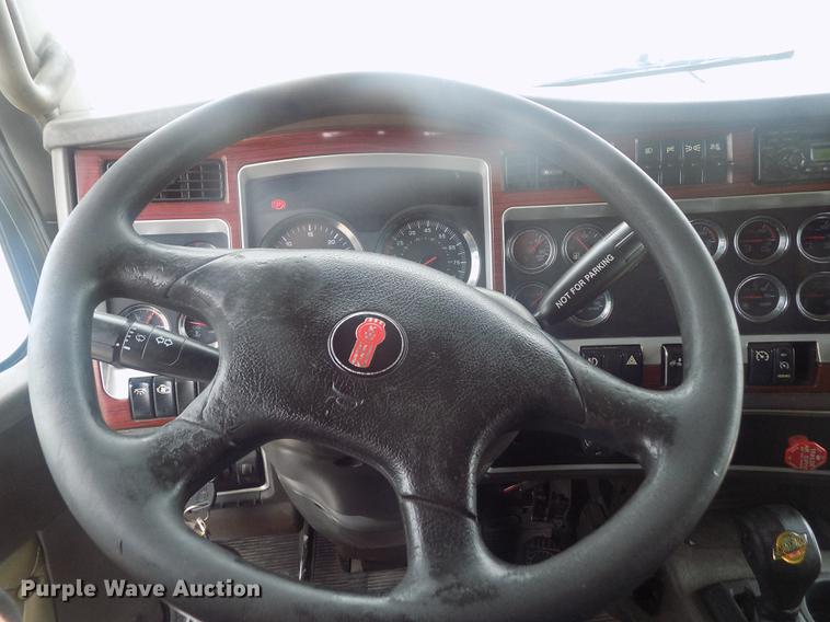 image for item DE0436 2007 Kenworth T600 semi truck