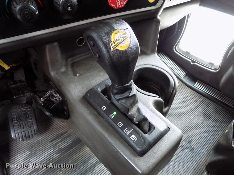 image for item DE0436 2007 Kenworth T600 semi truck