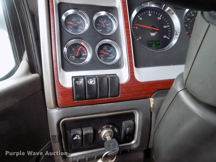 image for item DE0436 2007 Kenworth T600 semi truck