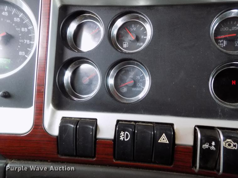 image for item DE0436 2007 Kenworth T600 semi truck