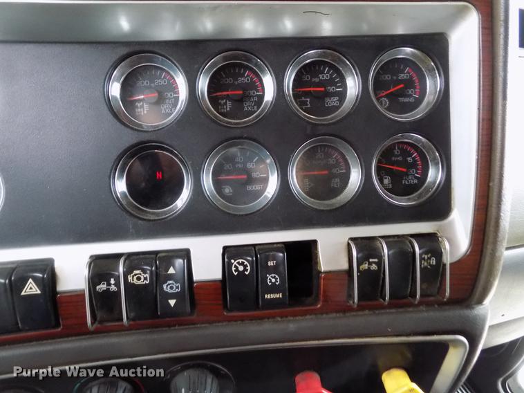 image for item DE0436 2007 Kenworth T600 semi truck