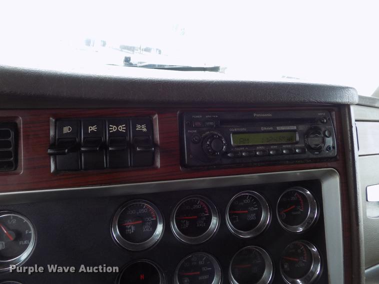 image for item DE0436 2007 Kenworth T600 semi truck