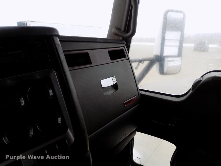 image for item DE0436 2007 Kenworth T600 semi truck