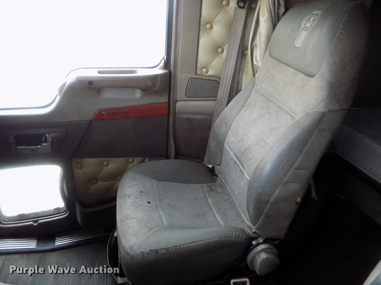 image for item DE0436 2007 Kenworth T600 semi truck