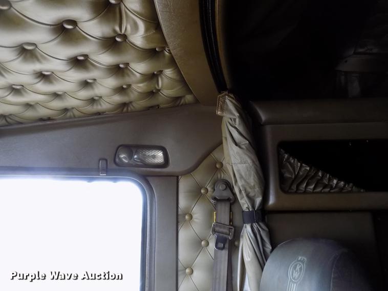 image for item DE0436 2007 Kenworth T600 semi truck