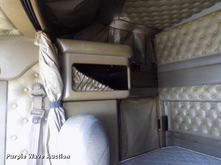 image for item DE0436 2007 Kenworth T600 semi truck