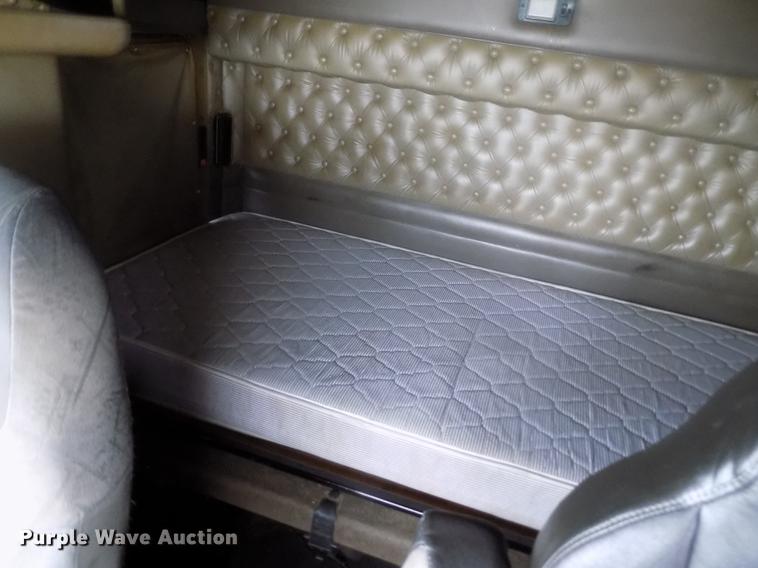 image for item DE0436 2007 Kenworth T600 semi truck