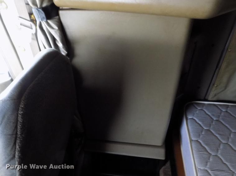 image for item DE0436 2007 Kenworth T600 semi truck