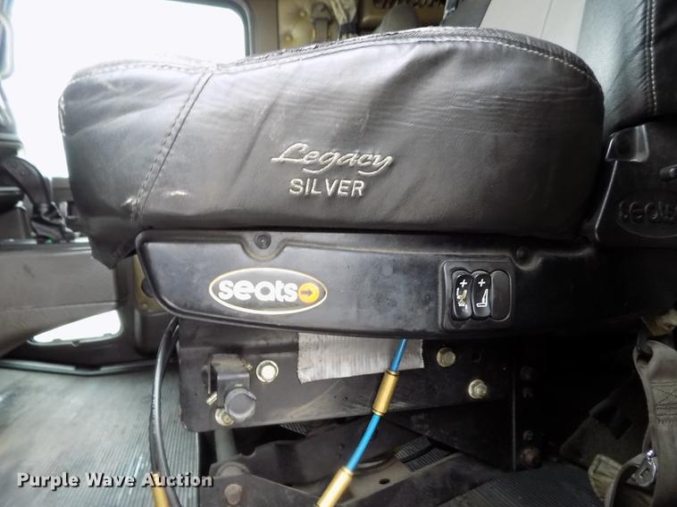 image for item DE0436 2007 Kenworth T600 semi truck