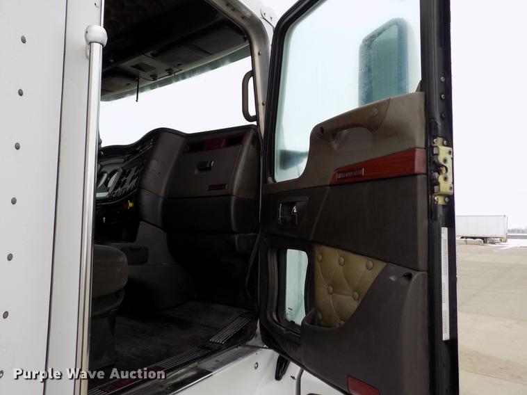 image for item DE0436 2007 Kenworth T600 semi truck