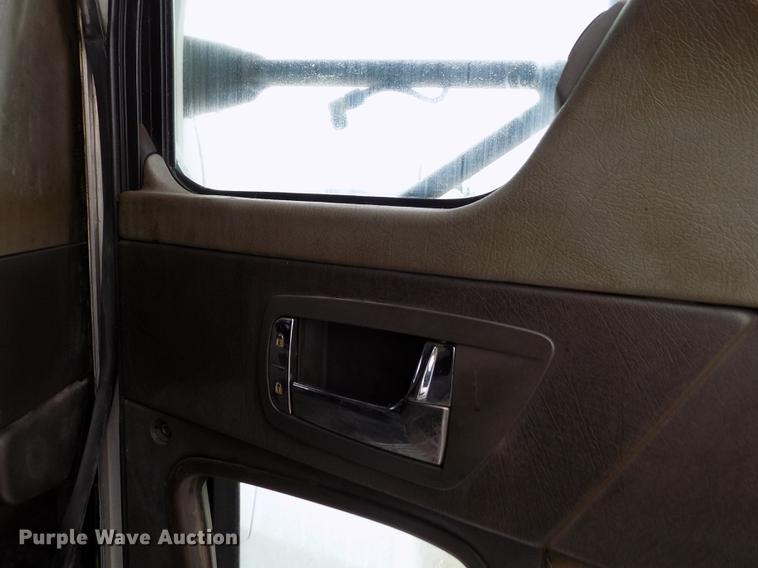 image for item DE0436 2007 Kenworth T600 semi truck