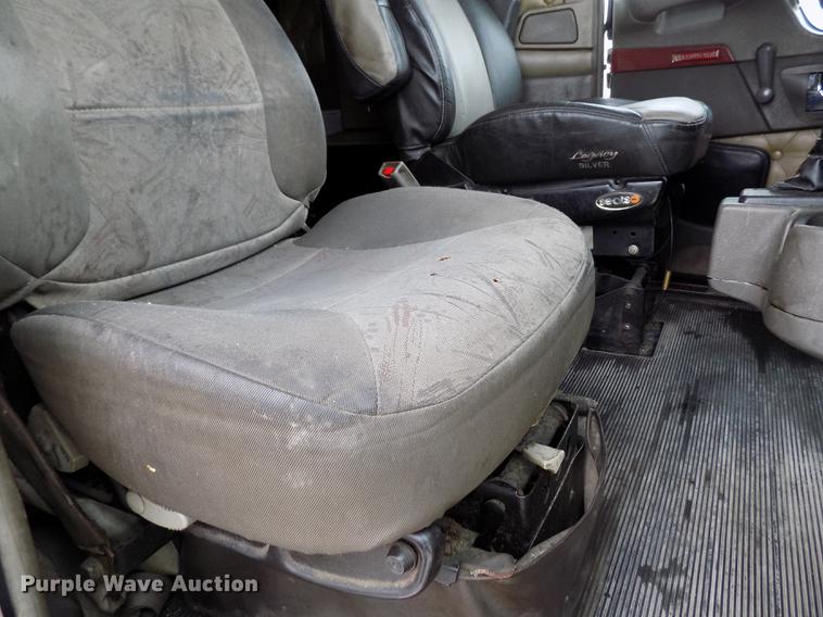 image for item DE0436 2007 Kenworth T600 semi truck