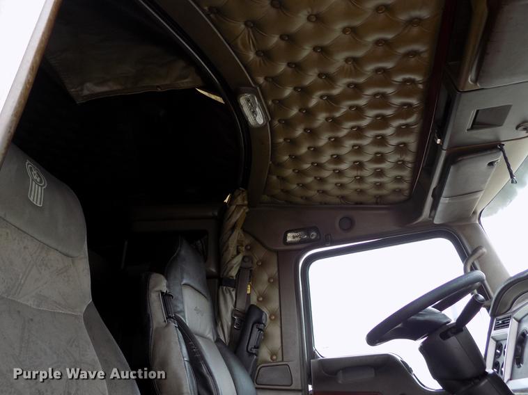 image for item DE0436 2007 Kenworth T600 semi truck