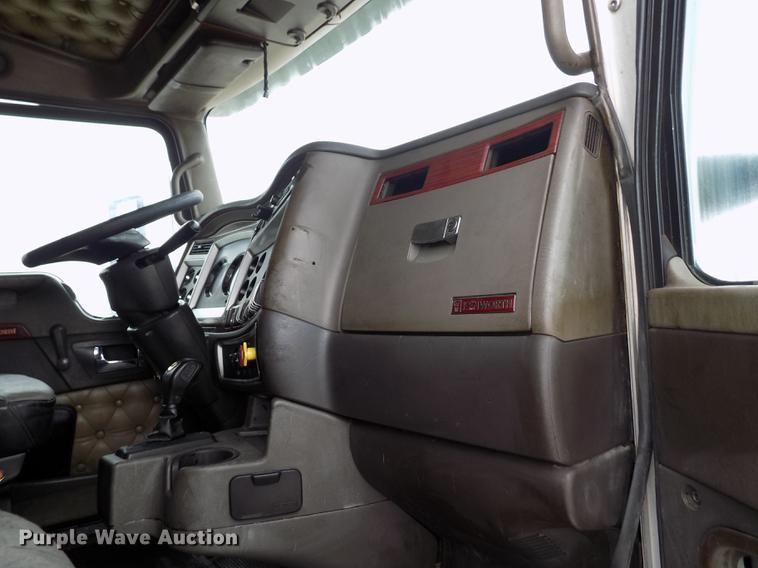 image for item DE0436 2007 Kenworth T600 semi truck