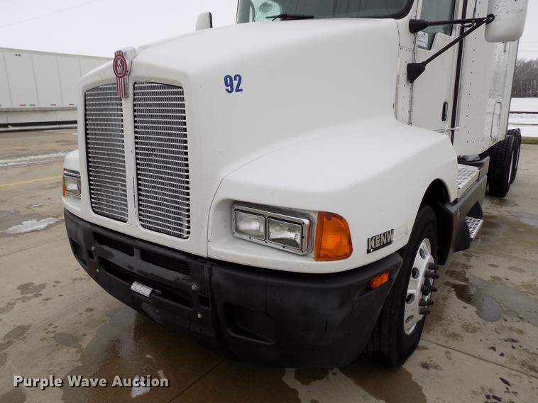 image for item DE0436 2007 Kenworth T600 semi truck