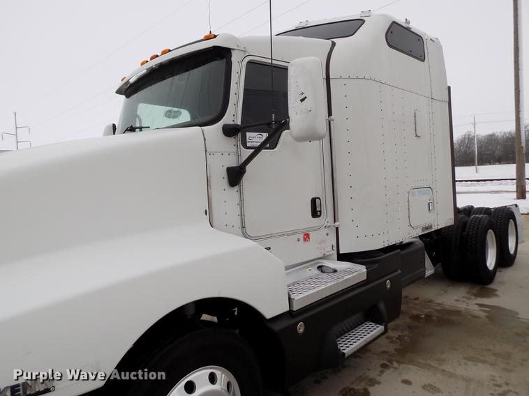 image for item DE0436 2007 Kenworth T600 semi truck