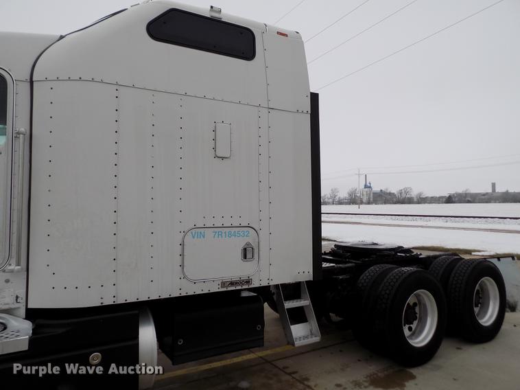 image for item DE0436 2007 Kenworth T600 semi truck