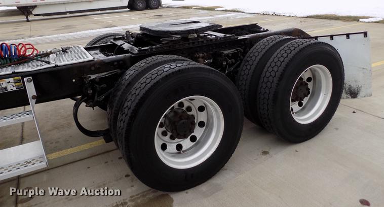 image for item DE0436 2007 Kenworth T600 semi truck