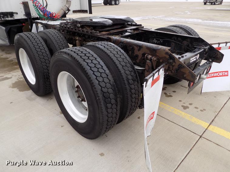 image for item DE0436 2007 Kenworth T600 semi truck