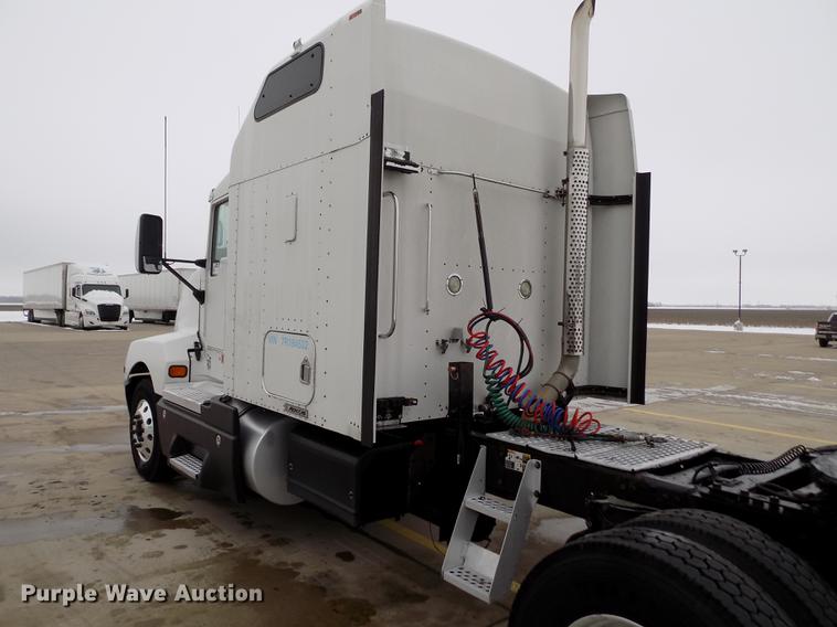 image for item DE0436 2007 Kenworth T600 semi truck