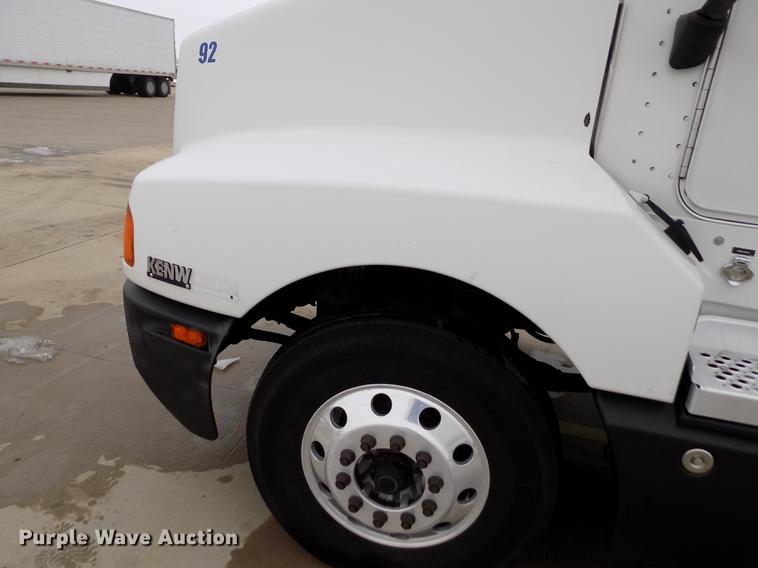 image for item DE0436 2007 Kenworth T600 semi truck