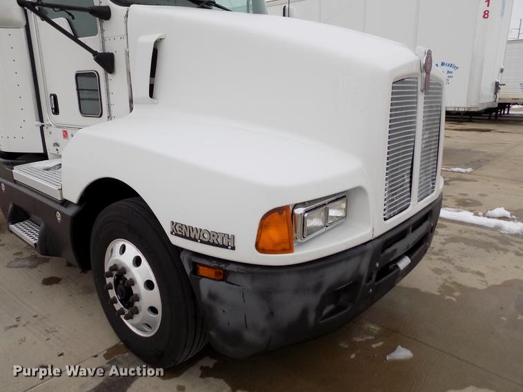 image for item DE0436 2007 Kenworth T600 semi truck