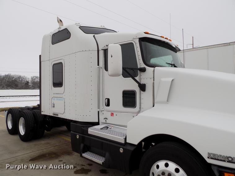 image for item DE0436 2007 Kenworth T600 semi truck