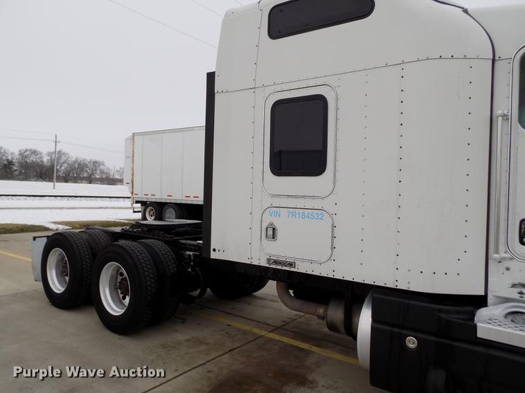 image for item DE0436 2007 Kenworth T600 semi truck