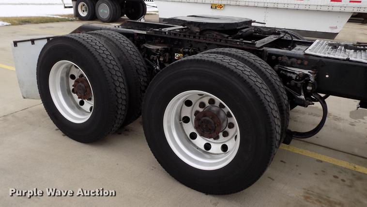 image for item DE0436 2007 Kenworth T600 semi truck