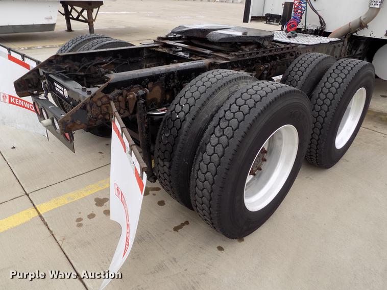 image for item DE0436 2007 Kenworth T600 semi truck