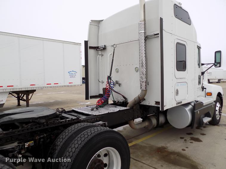 image for item DE0436 2007 Kenworth T600 semi truck