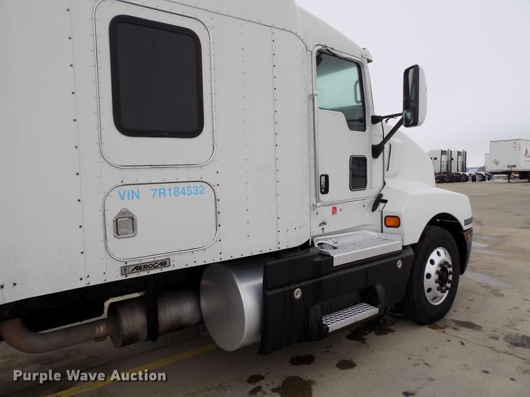 image for item DE0436 2007 Kenworth T600 semi truck