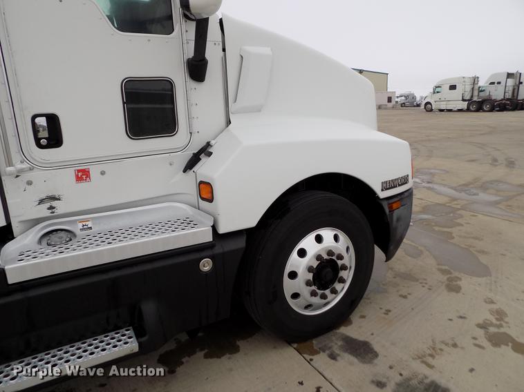 image for item DE0436 2007 Kenworth T600 semi truck