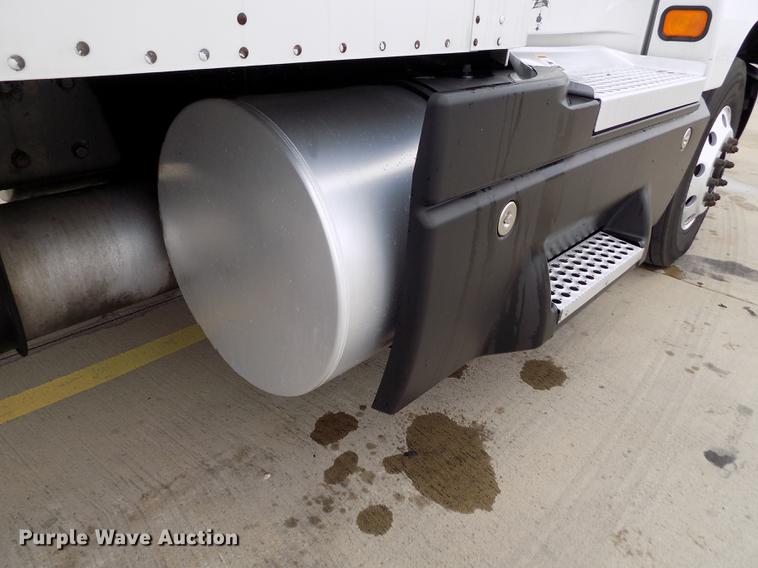 image for item DE0436 2007 Kenworth T600 semi truck