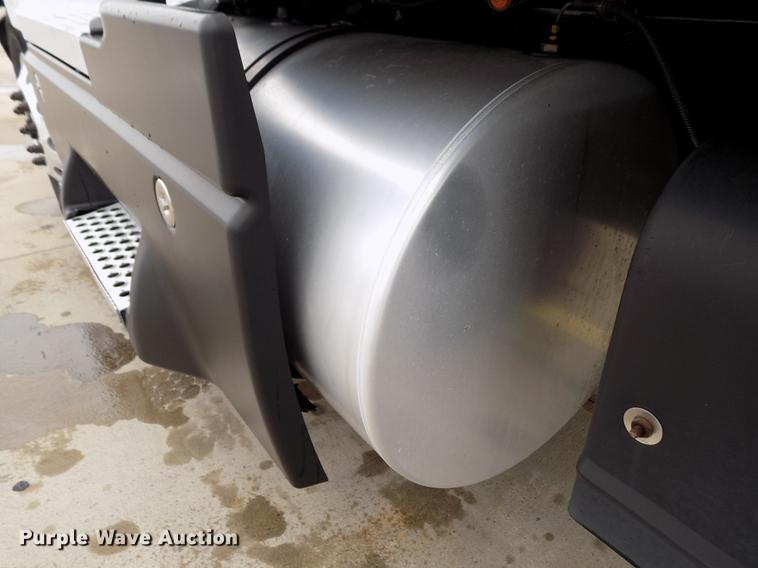 image for item DE0436 2007 Kenworth T600 semi truck