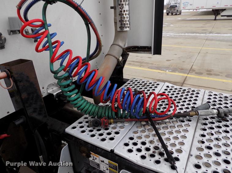 image for item DE0436 2007 Kenworth T600 semi truck