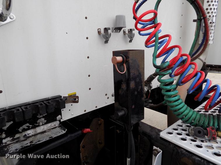 image for item DE0436 2007 Kenworth T600 semi truck