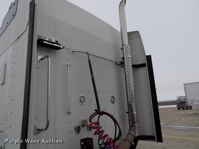 image for item DE0436 2007 Kenworth T600 semi truck