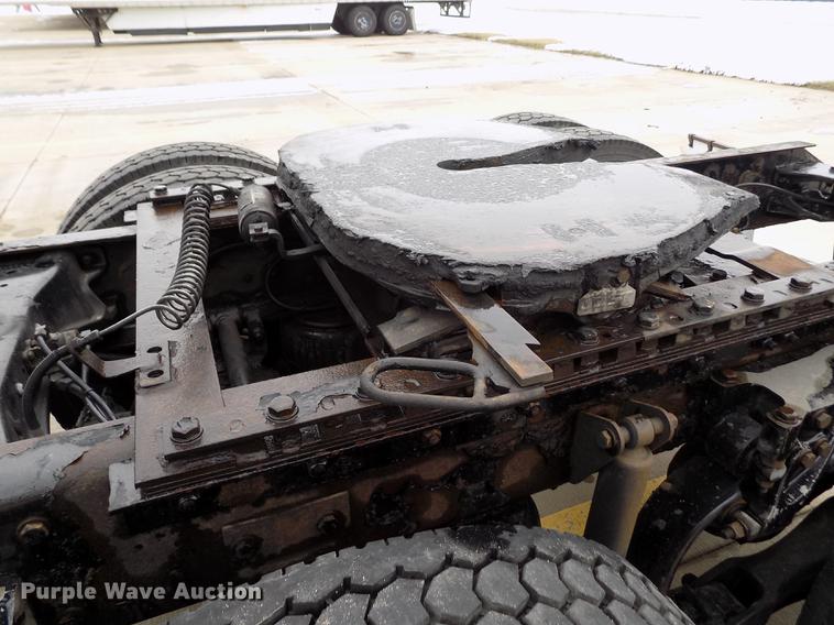 image for item DE0436 2007 Kenworth T600 semi truck