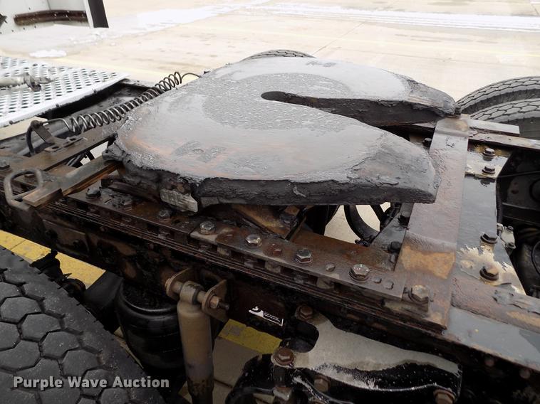 image for item DE0436 2007 Kenworth T600 semi truck