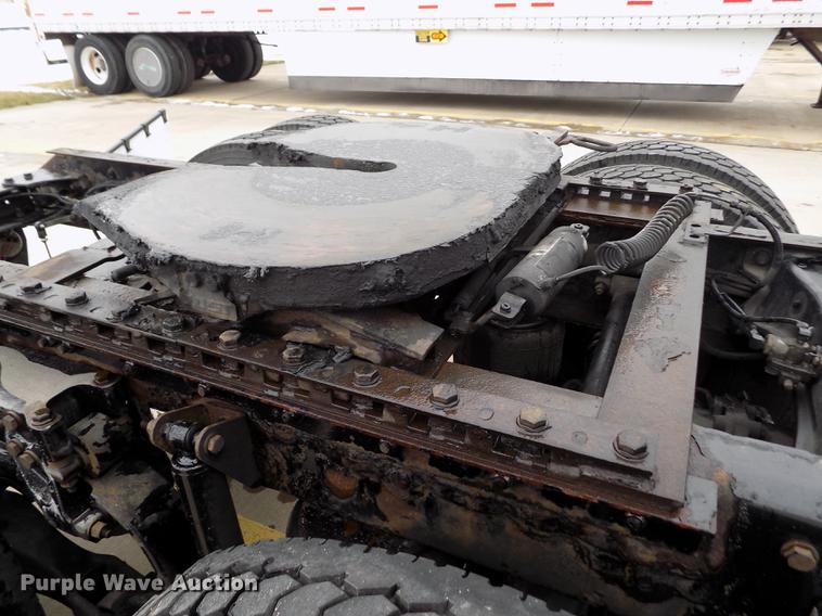 image for item DE0436 2007 Kenworth T600 semi truck