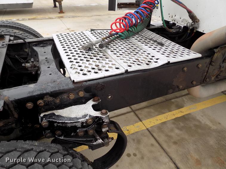 image for item DE0436 2007 Kenworth T600 semi truck