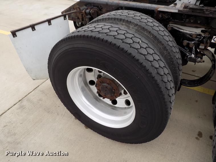 image for item DE0436 2007 Kenworth T600 semi truck