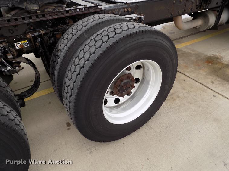 image for item DE0436 2007 Kenworth T600 semi truck