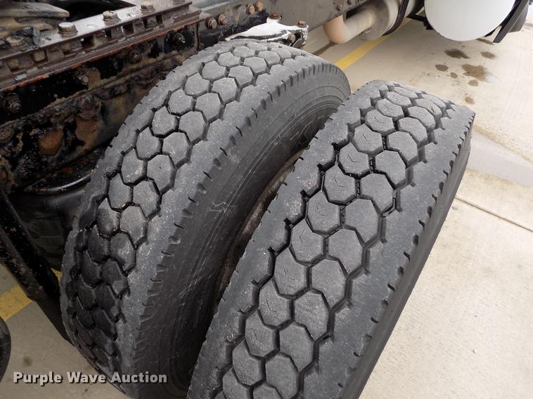 image for item DE0436 2007 Kenworth T600 semi truck