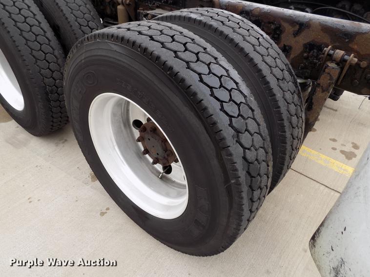 image for item DE0436 2007 Kenworth T600 semi truck